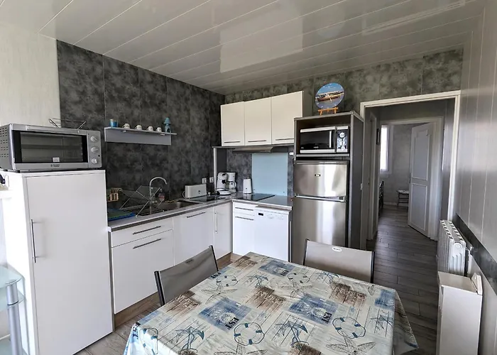 T3 Avec Terrasse Et Wifi, Proche Port à - Fr-1-420-142 Appartement